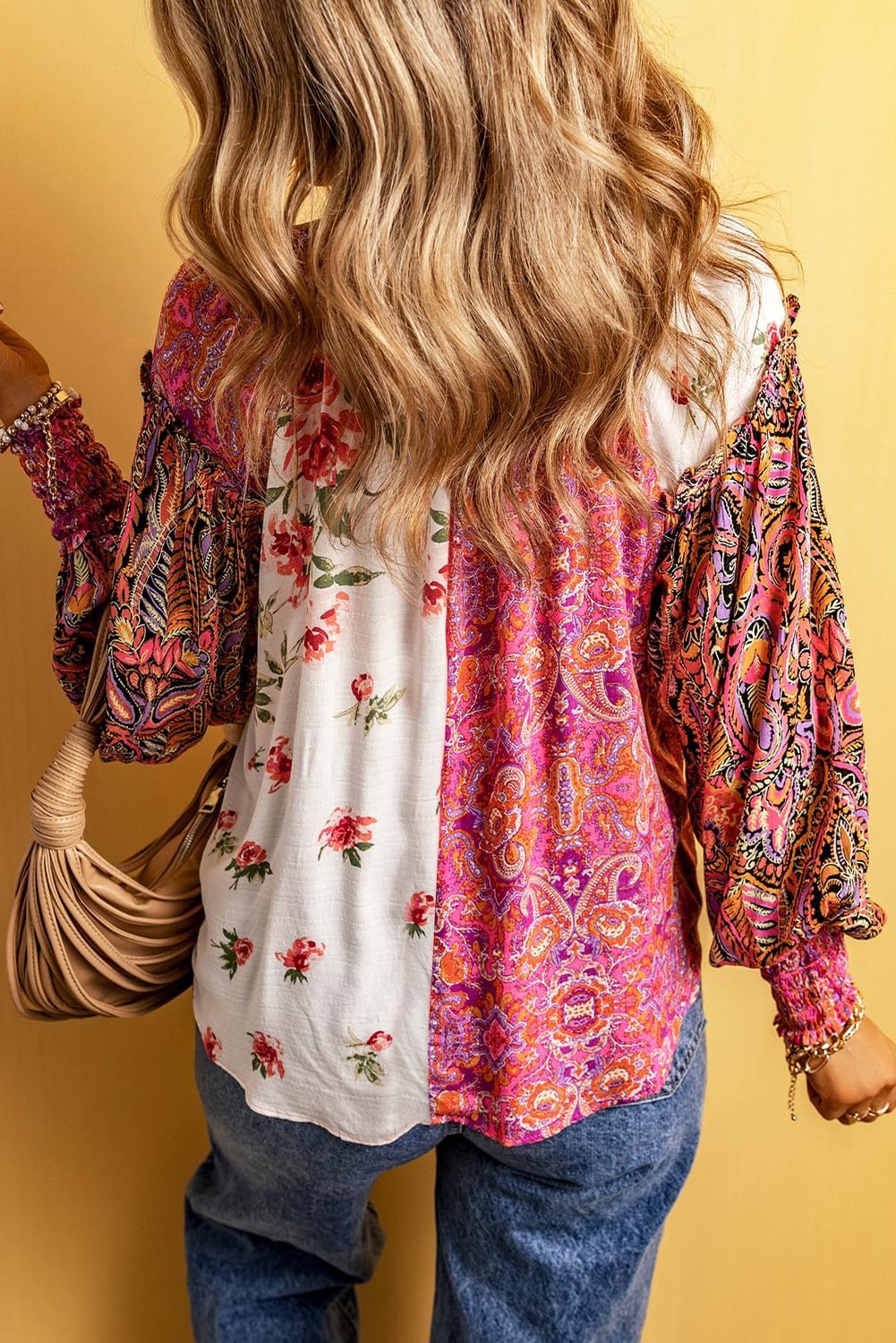 Damesoverhemd met V-hals en veelkleurige bloemenpatchwork-knoopjes
