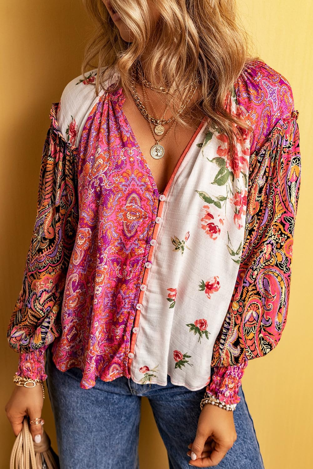 Damesoverhemd met V-hals en veelkleurige bloemenpatchwork-knoopjes